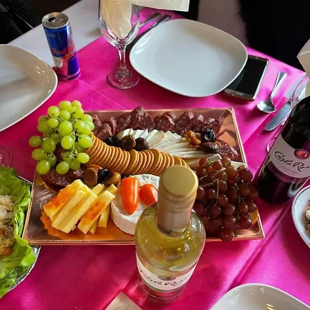 An Exquisite Deluxe In A - Free Parking - With Access To Resturant - Shisha Bar- Wine Bar Aparthotel *